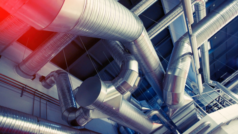 Ao analisar projetos de alta complexidade, Paulo Roberto Gomes Fernandes mostra como o avanço tecnológico no lançamento de dutos em serras impulsiona a engenharia brasileira no cenário internacional.