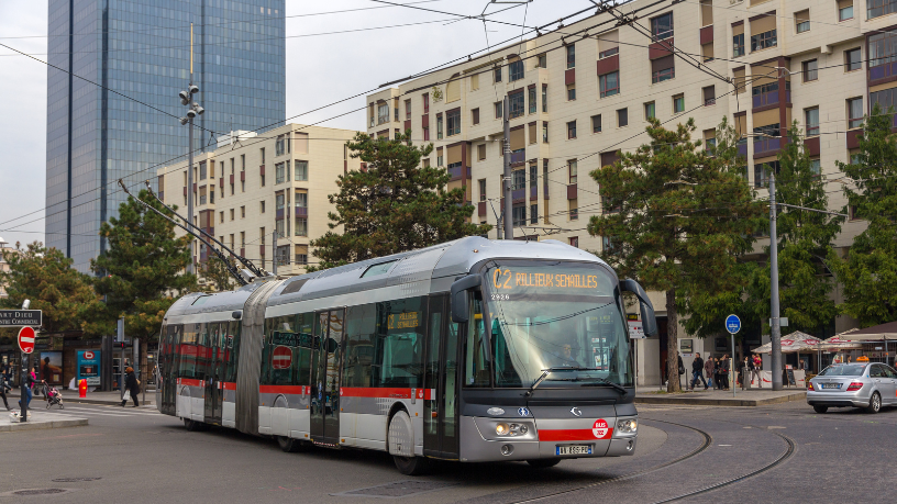 Matheus Vinicius Voigt mostra como a integração entre transporte público e energia limpa melhora eficiência nas metrópoles.
