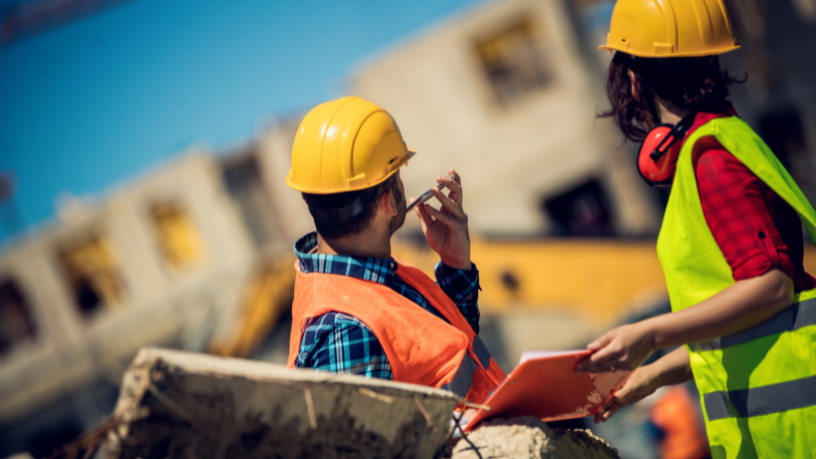 Valderci Malagosini Machado explica como materiais padronizados reduzem desperdícios e aumentam a eficiência no canteiro de obras.Valderci Malagosini Machado explica como materiais padronizados reduzem desperdícios e aumentam a eficiência no canteiro de obras.