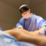 A drenagem linfática no pós-operatório auxilia na redução de edema e melhora da recuperação, afirma Milton Seigi Hayashi.