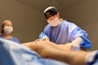 A drenagem linfática no pós-operatório auxilia na redução de edema e melhora da recuperação, afirma Milton Seigi Hayashi.